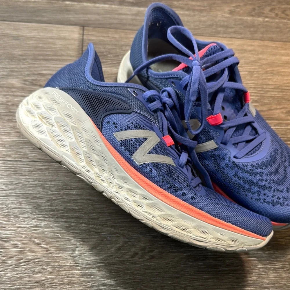 New Balance fresh foam Navy Running Shoes woman’s size 8.5 (b211)